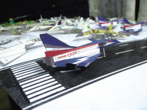 从2005年至今,程峰已做了7种高仿纸飞机