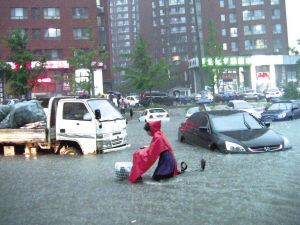 北京昨遭60年最大暴雨 城区多座立交桥被淹断