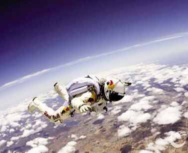 冒险家身穿宇航服自太空边缘超音速跳伞(图)