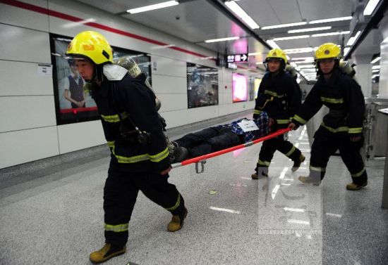 杭州应急办、消防、安保、急救等部门在现场进行疏散和急救。