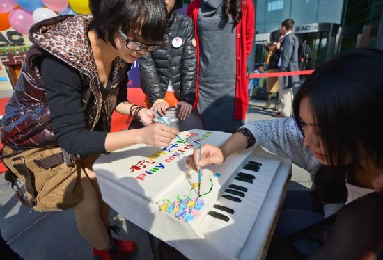 组图:杭州启动国际公益创意钢琴音乐活动_城市