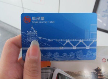 组图:杭州地铁开通 上万市民试乘地铁初体验