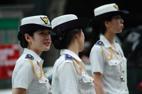 组图:达人街拍各国惊艳女警花 韩国朝鲜女警