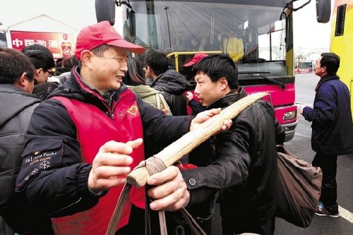宁波:志愿者服务春运(图)
