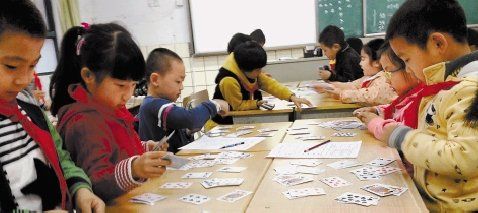 杭州一名一年级老师上课教孩子打牌系教学任务