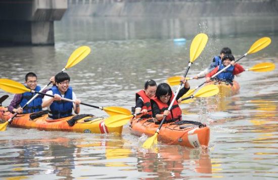 组图:杭州高校举办皮划艇大赛