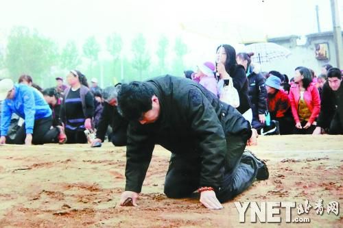 山东潍坊400村民向钉子户下跪请求拆房