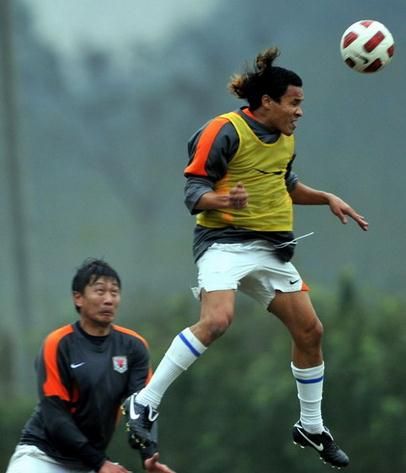 美国研究称足球运动中频繁头球可能损伤大脑(