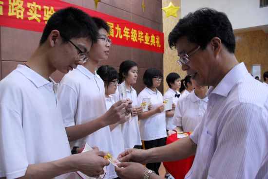 杭州市安吉路实验学校举行九年级学生毕业典礼