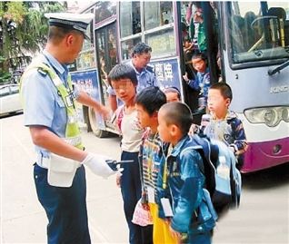 云南昆明 1辆26座公交车挤进115个孩子