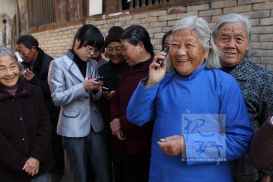 丽水松阳一个山村60以上老人免费领取手机免
