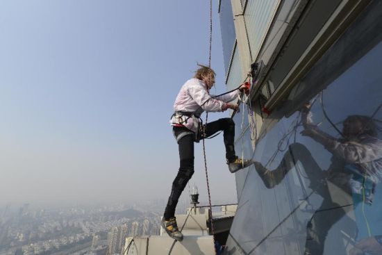 阿兰·罗伯特在攀爬绍兴世茂天际中心。