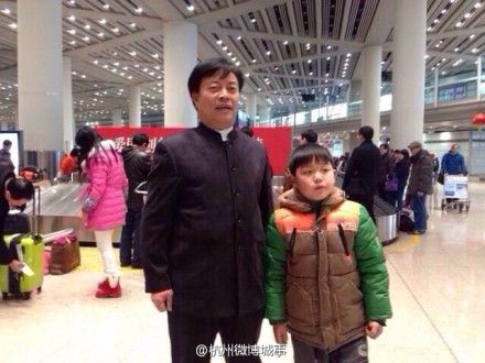 杭州市体育局长带患KT综合症男孩赴京诊治