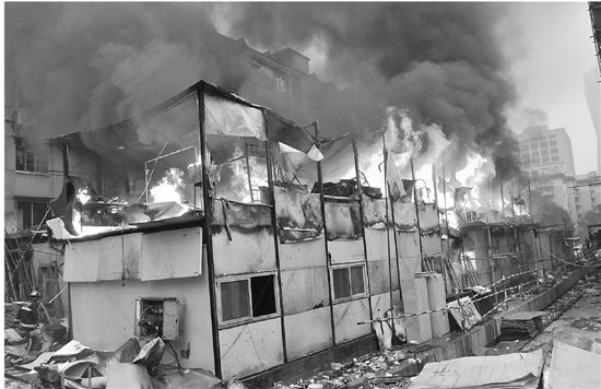 杭州闹市豪宅配套小学工地起火 或从厨房烧起