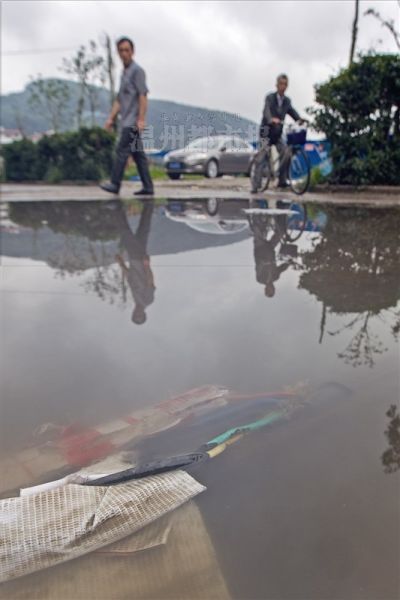 温州六旬老人骑车经过积水路面时触电身亡(图
