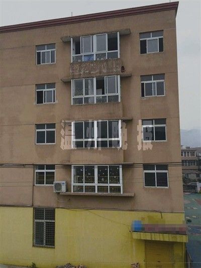 温州女童爬五楼窗台找叔叔 英语老师飞身救人