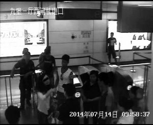 杭州女汉子强行进地铁站还拳打民警 被行政拘