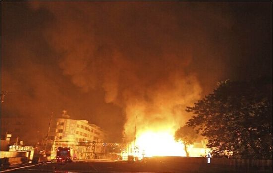 台湾高雄燃气爆炸现场 轿车被炸飞到3楼_温州