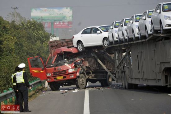 安徽高速70余辆车追尾 车祸现场一片狼藉_温州
