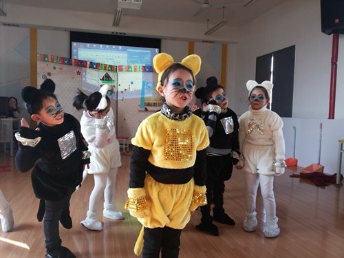 杭州天杭教育集团举办绘本表演 学生受到文化