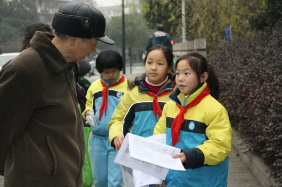 杭州胜利小学学生点赞希望 义卖班报献爱心