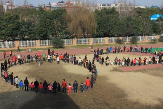 杭州笕桥小学开展亲子运动会 爱的甜甜圈考验