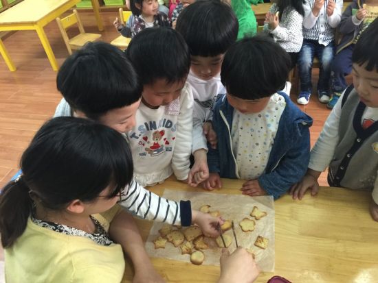 杭城幼儿园邀请妈妈来助教 一起做饼干