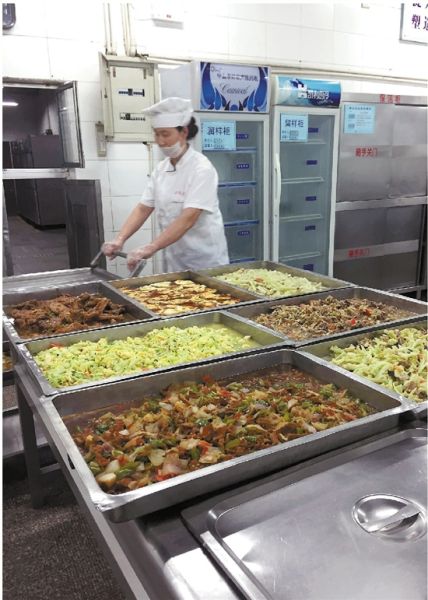 杭州长河中学30位厨师烹制400余人高考大餐