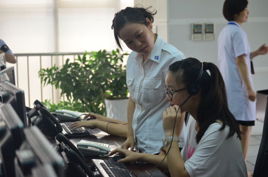 杭城高中生暑期开始工作啦 急救中心工作人员