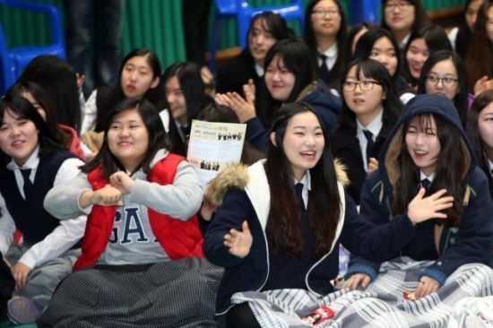 韩国学生压力大:韩剧里都是骗人的(双语)