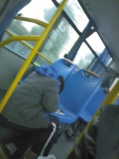台州1小学生在公交车上做作业 疑因作业太多(