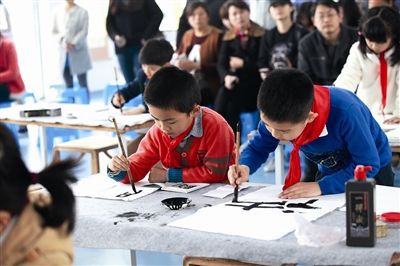 杭州1小学低段开书法课 部分家长希望换成英语