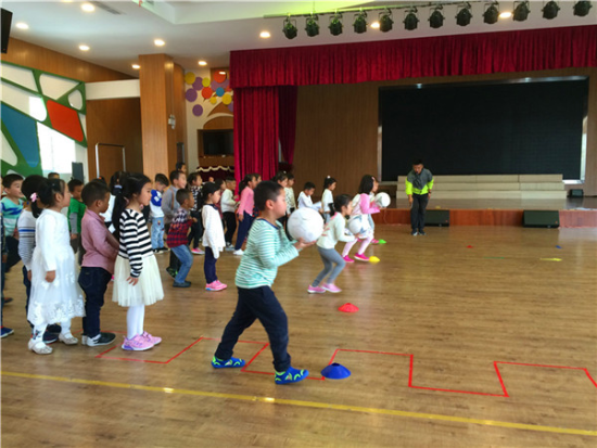 庆元县中心幼儿园:体育名师进校园 幼儿园里欢