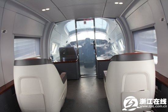 京沪高铁增加一节24座商务车厢 设备并肩飞机