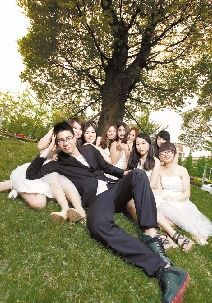 男子与9个女同学拍婚纱毕业照